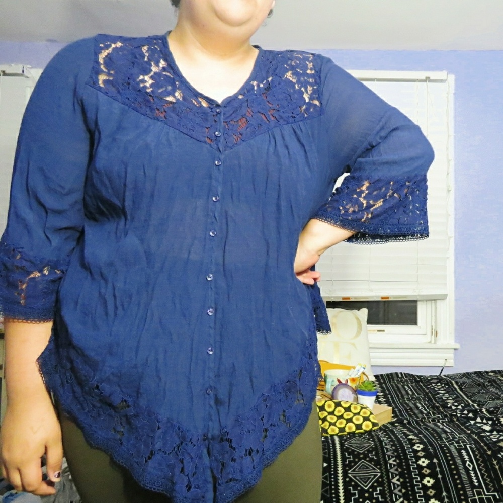 *BARELY WORN* Blue button-up blouse